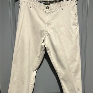 Lee Men's Khaki Extreme Motion 34 c 30 Relaxed Taper Pants